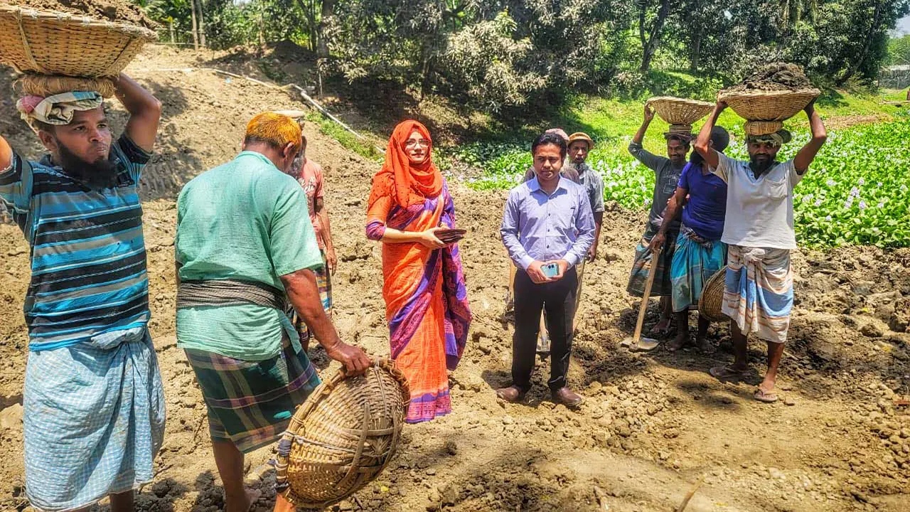 উপজেলা নির্বাহী কর্মকর্তার নেতৃত্বে অবৈধ বাঁধ অপসারণ করা হয়। ছবি : কালবেলা