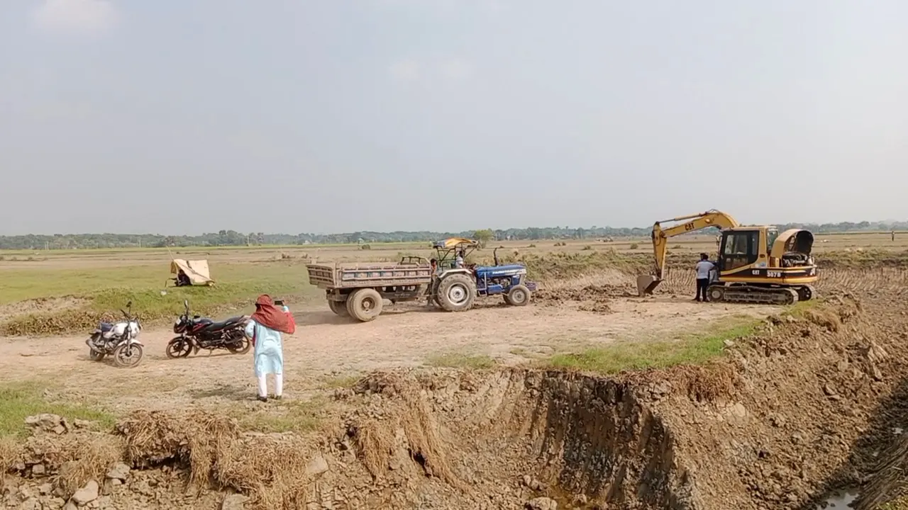 কৃষিজমি খুঁড়ে বানানো হচ্ছে পুকুর। ছবি : কালবেলা