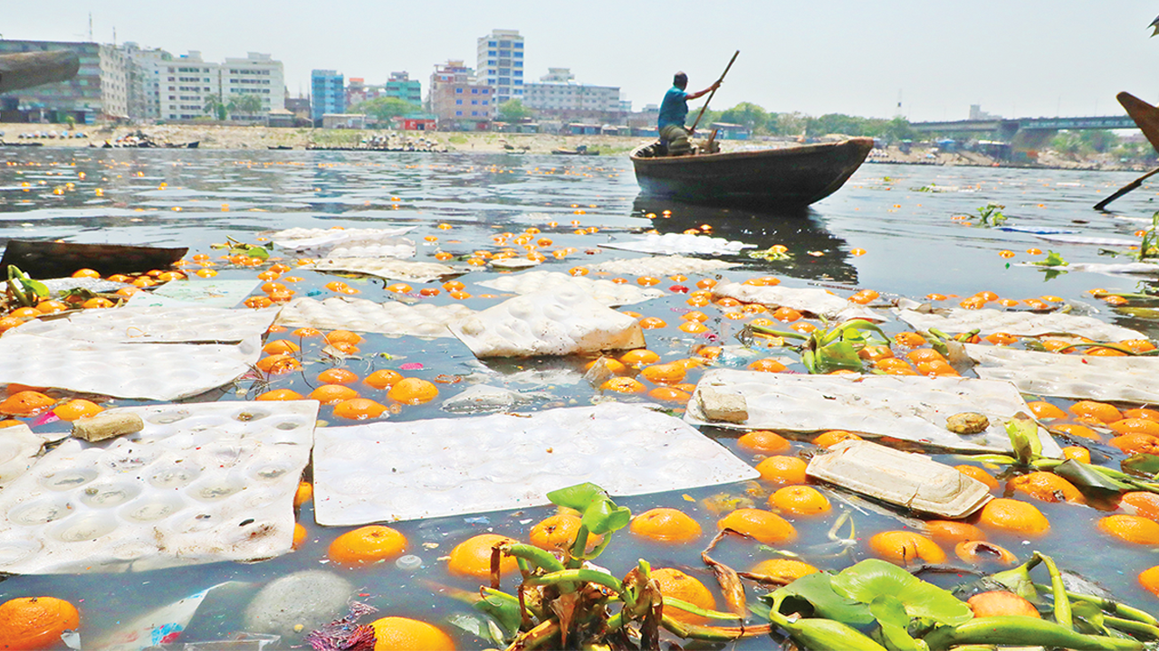পলিথিন-প্লাস্টিকের বর্জ্যে বিপন্ন দেশ। ছবি : কালবেলা