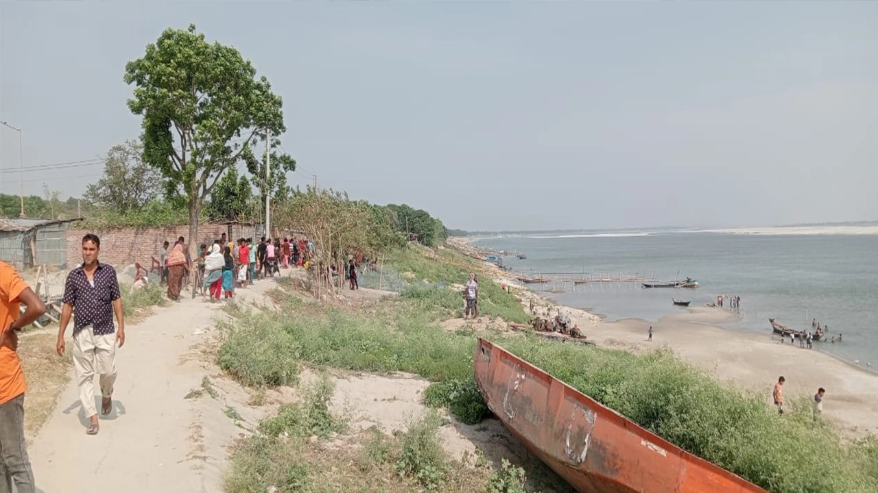 ঘটনাস্থলে উৎসুক জনতার ভিড়। ছবি : কালবেলা