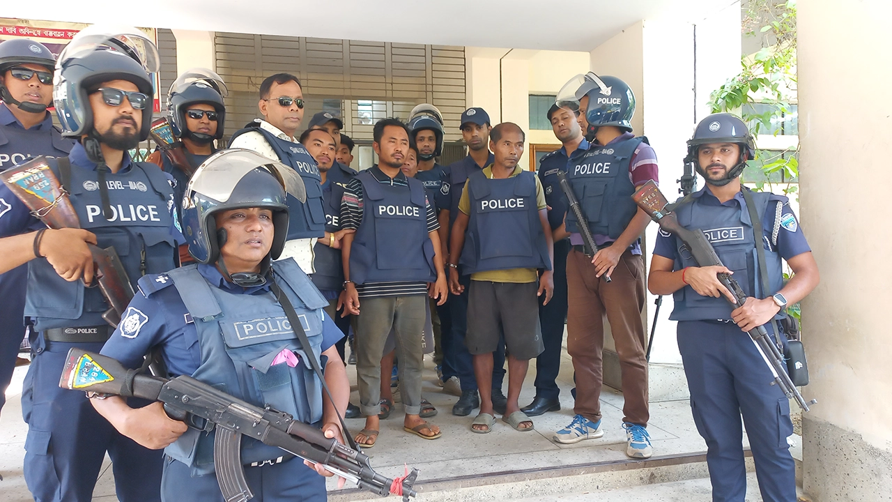 আদালত চত্বরে গ্রেপ্তারকৃত আসামিরা। ছবি : কালবেলা