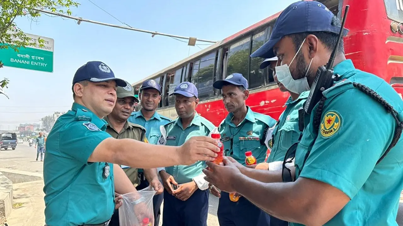 ট্রাফিক বিভাগের দায়িত্বরত সদস্যদের মাঝে বিশুদ্ধ খাবার পানি ও খাবার স্যালাইন বিতরণ করা হয়। ছবি : কালবেলা