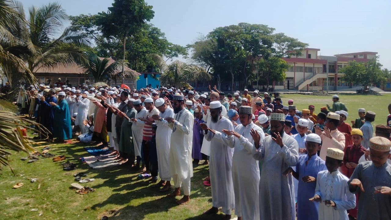 কয়রা উপজেলার মদিনাবাদ হাইস্কুলের মাঠে বিশেষ নামাজ আদায় করেন মুসল্লিরা। ছবি : কালবেলা