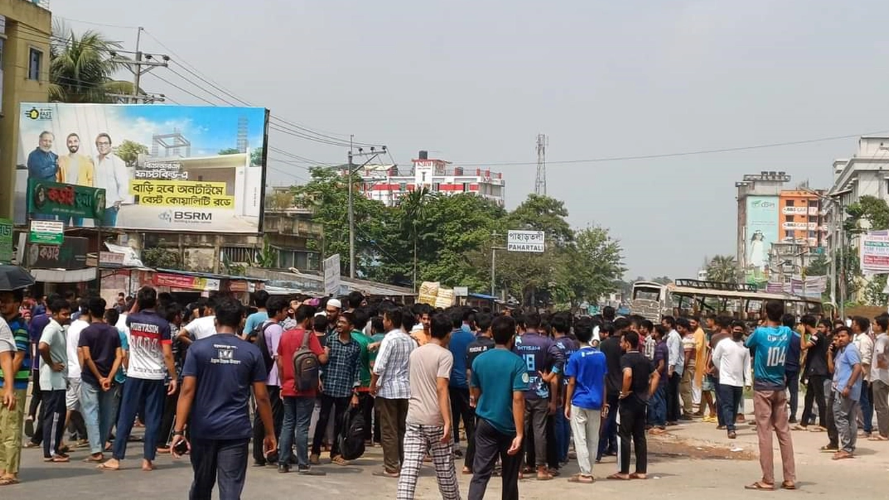 চুয়েট ক্যাম্পাসের সামনে চট্টগ্রাম-কাপ্তাই মহাসড়ক অবরোধ করে শিক্ষার্থীরা। ছবি : কালবেলা