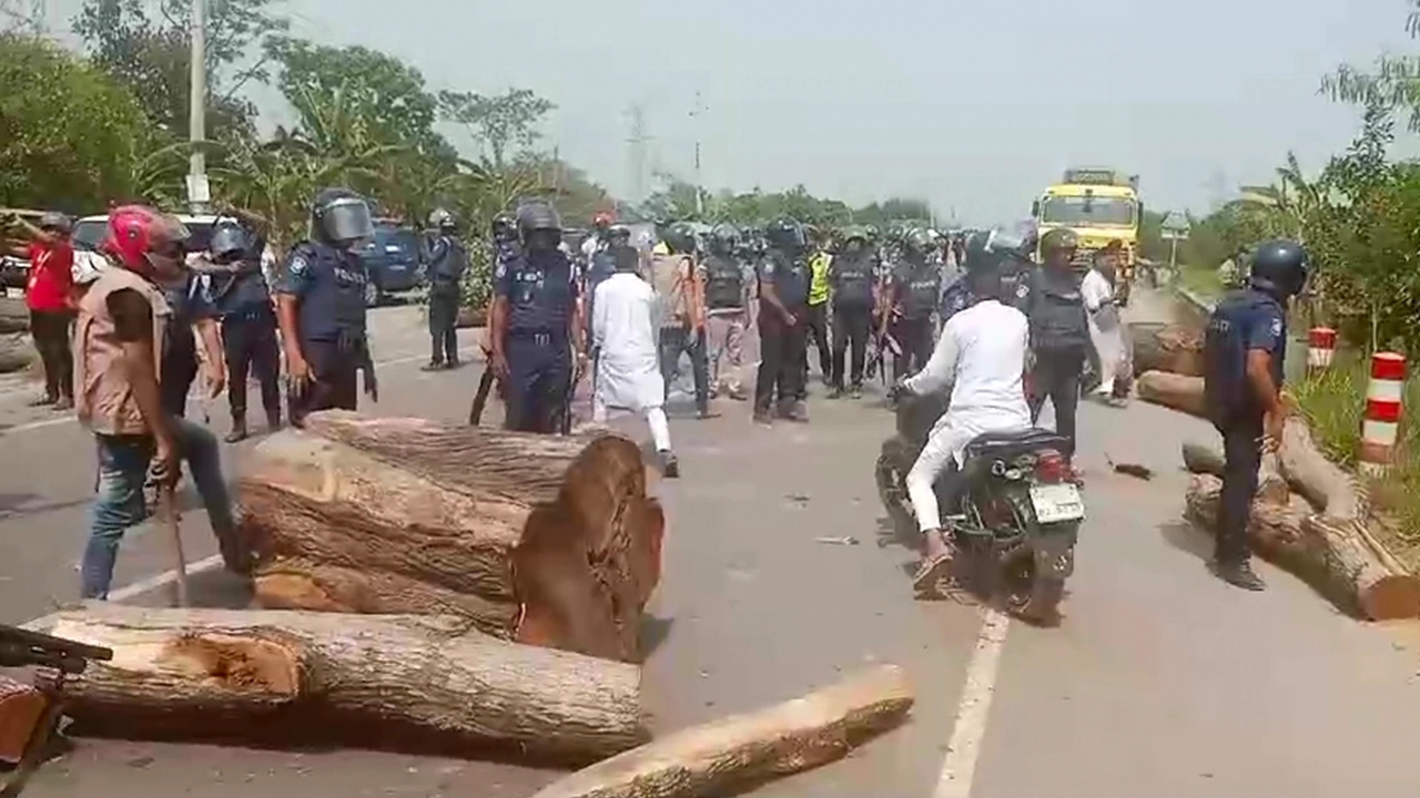 ফরিদপুরে গাছের গুঁড়ি ফেলে অবরোধ করেন বিক্ষুব্ধরা। ছবি : কালবেলা