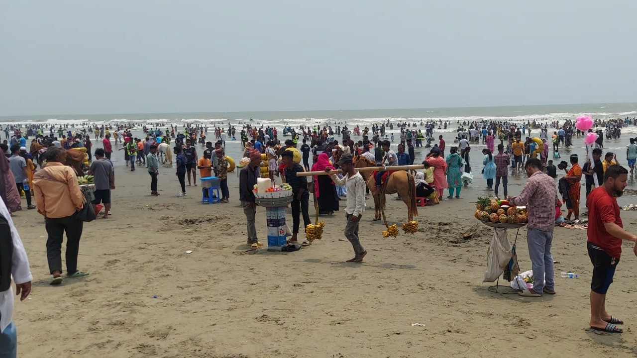 কক্সবাজার সৈকতে পর্যটকের উপচেপড়া ভিড়। ছবি : কালবেলা