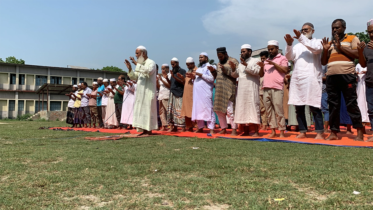 রাজশাহীতে বৃষ্টির জন্য ইস্তিস্কার নামাজ। ছবি : কালবেলা