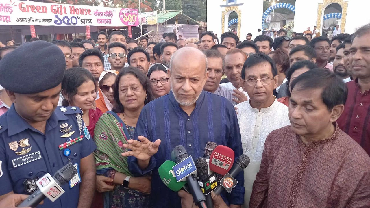 রাজবাড়ীতে শিল্প ও বাণিজ্য মেলা উদ্বোধন শেষে সাংবাদিকদের সঙ্গে আলাপকালে রেলমন্ত্রী। ছবি : কালবেলা