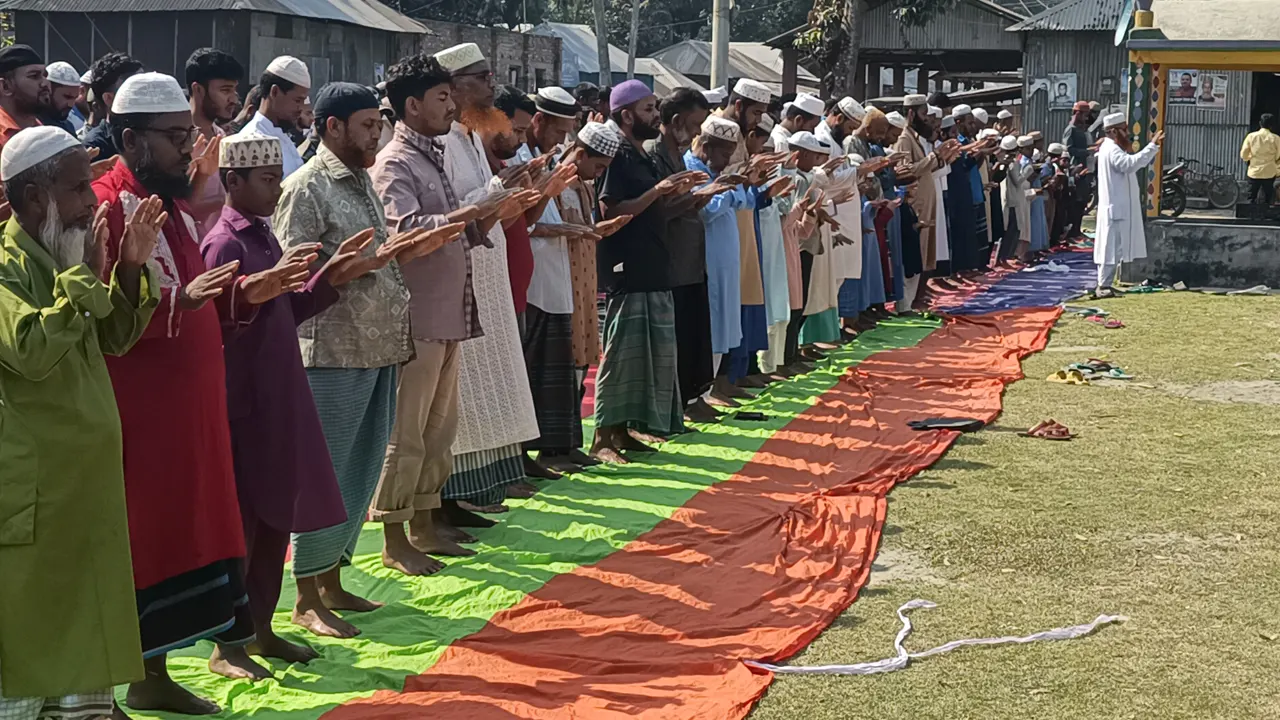 তীব্র দাবদাহ থেকে বাঁচতে নামাজ পড়ছেন মুসল্লিরা। ছবি : কালবেলা