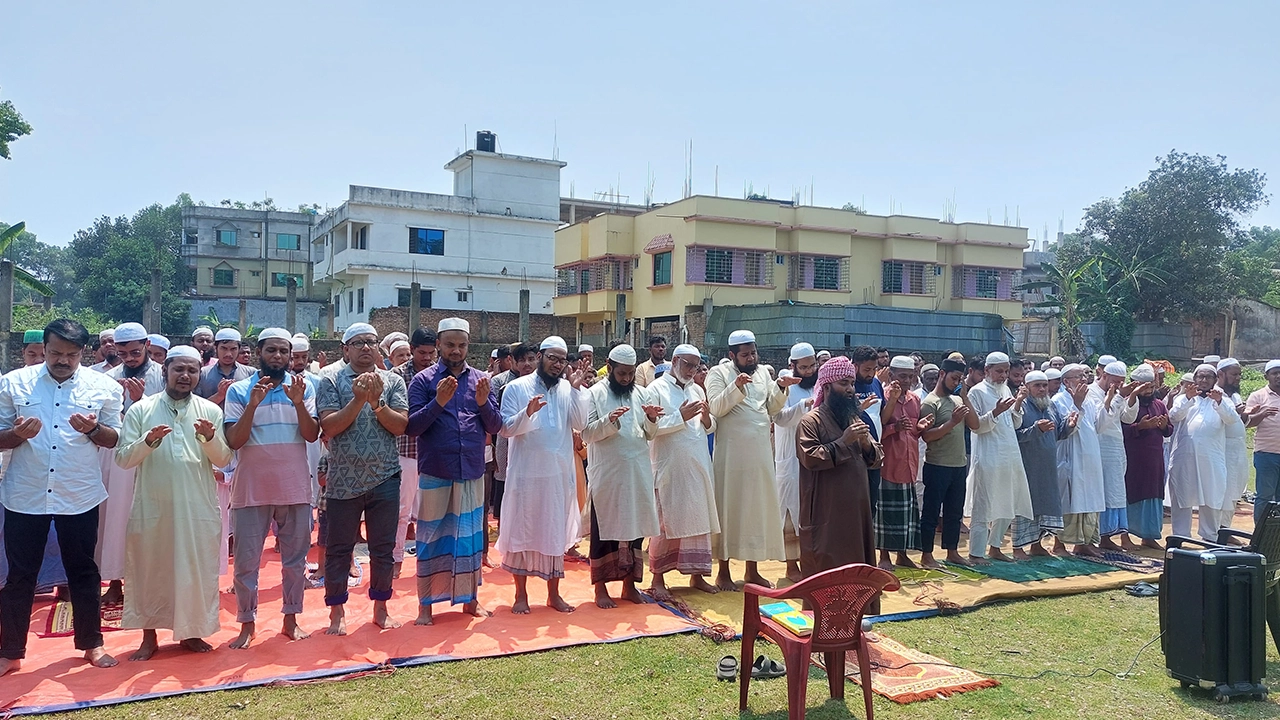 রাঙ্গুনিয়ায় মুসল্লিদের ইস্তিস্কার নামাজ আদায়। ছবি : কালবেলা