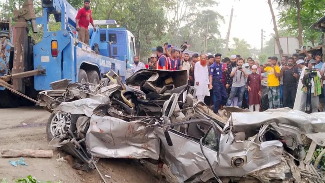 সম্প্রতি বরিশালের ঝালকাঠিতে দুর্ঘটনায় দুমড়েমুচড়ে যাওয়া প্রাইভেট কার। ছবি: সংগৃহীত