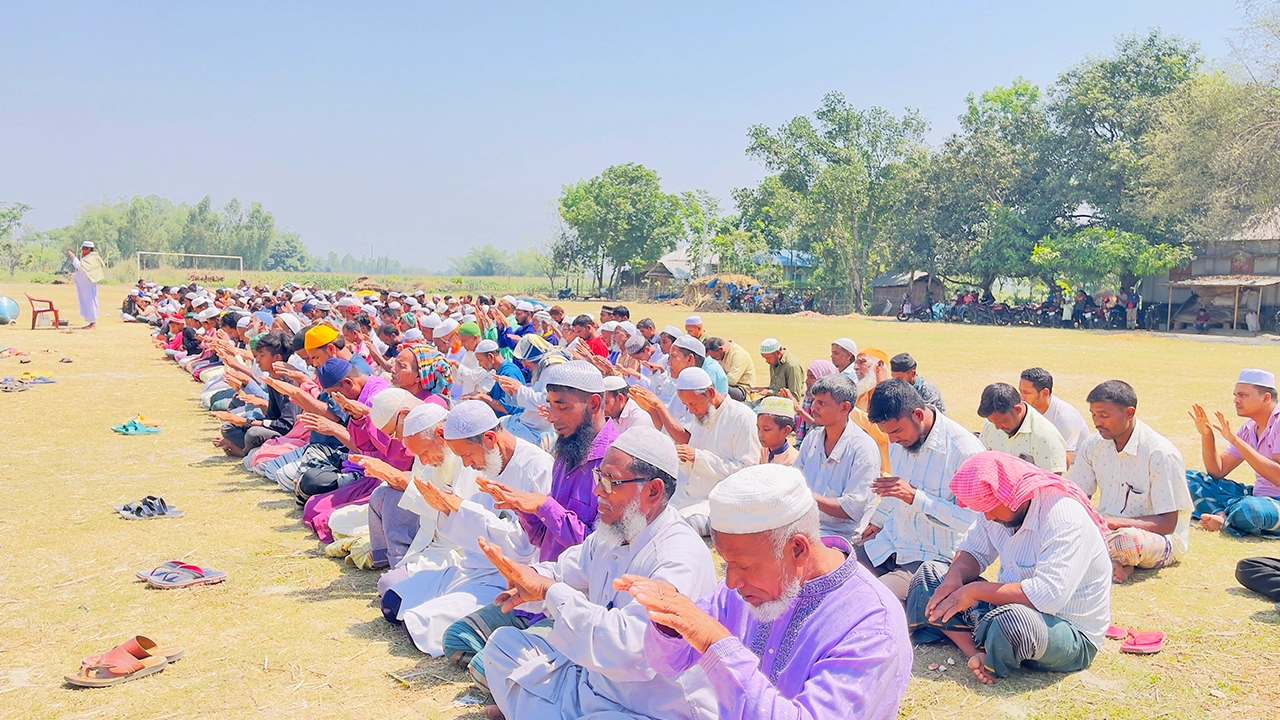 দিনাজপুরের খানসামায় ইসতিসকার নামাজ আদায়। ছবি : কালবেলা