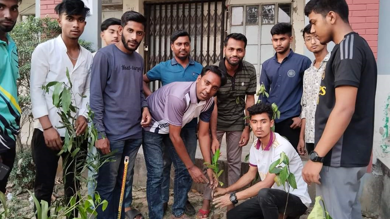 ব্রাহ্মণপাড়া উপজেলা ছাত্রলীগ সভাপতি আনোয়ার হোসেন মিশনের নেতৃত্বে এ বৃক্ষরোপণ কর্মসূচি। ছবি : কালবেলা