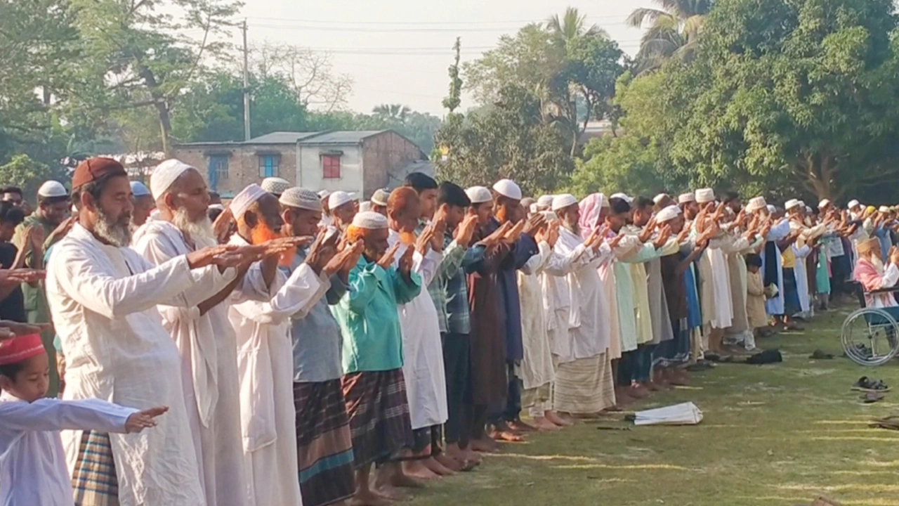 নাটোরের নলডাঙ্গায় ইসতিসকার নামাজ আদায় করেন মুসল্লিরা। ছবি : কালবেলা