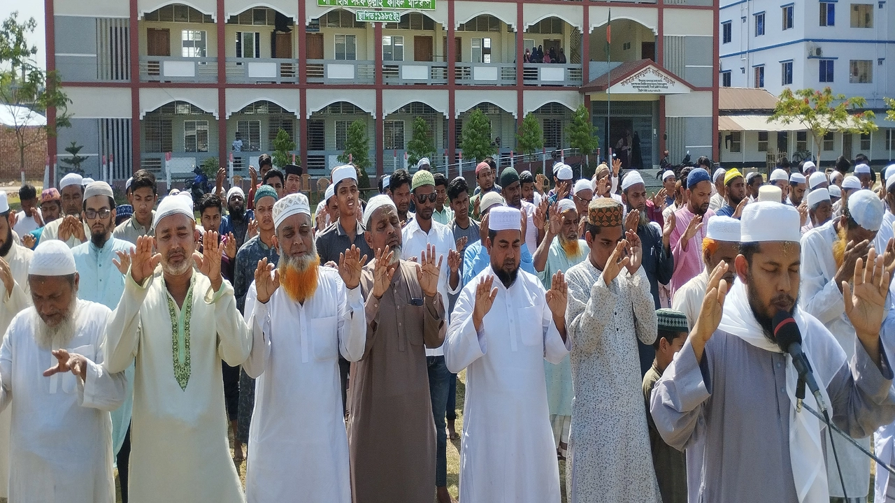 নওগাঁয় ইসতিসকার নামাজ আদায় করেন মুসল্লিরা। ছবি : কালবেলা