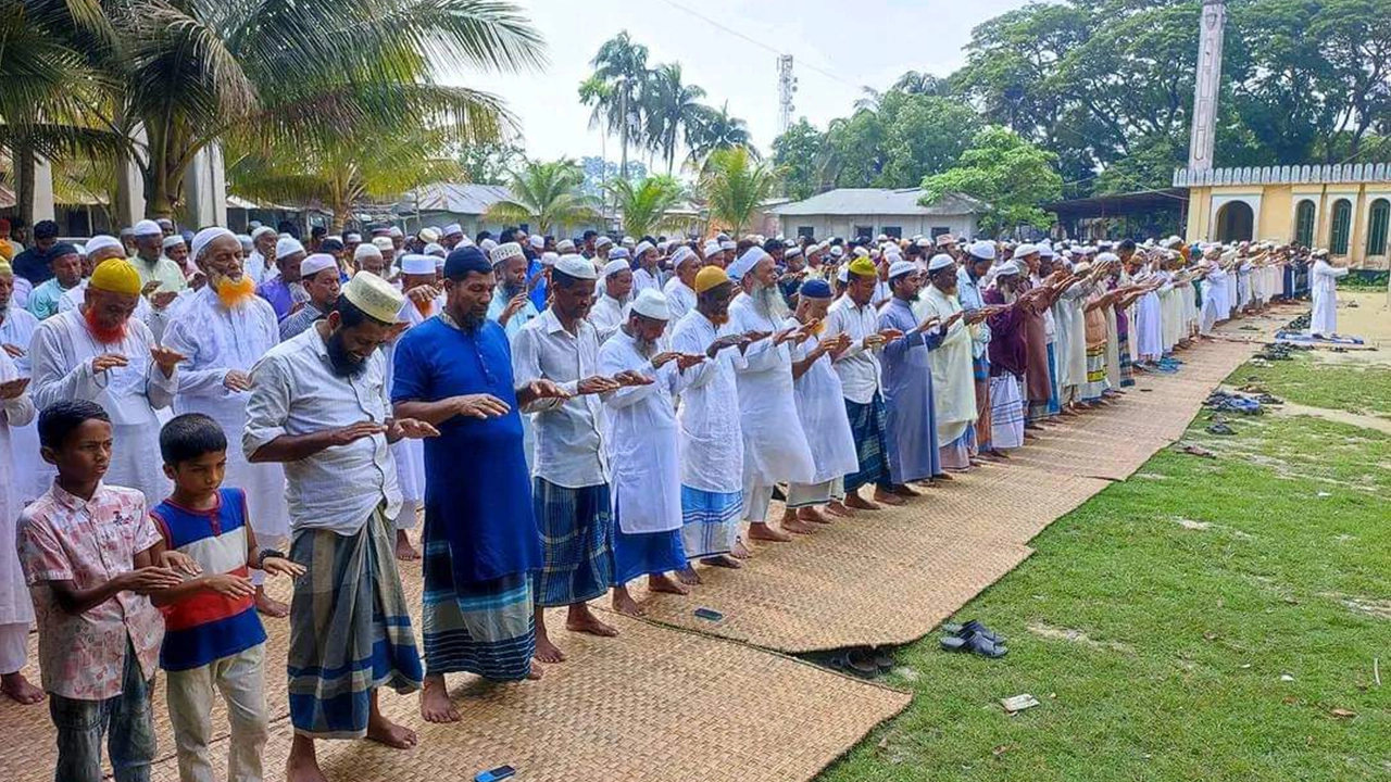 ভোলায় ইসতিসকার নামাজ আদায়। ছবি : কালবেলা