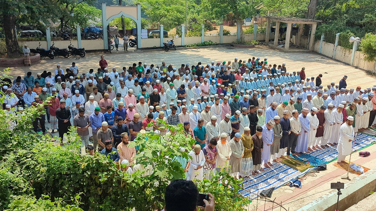 রাঙামাটিতে ইসতিসকার নামাজ আদায় করেন মুসল্লিরা। ছবি : কালবেলা