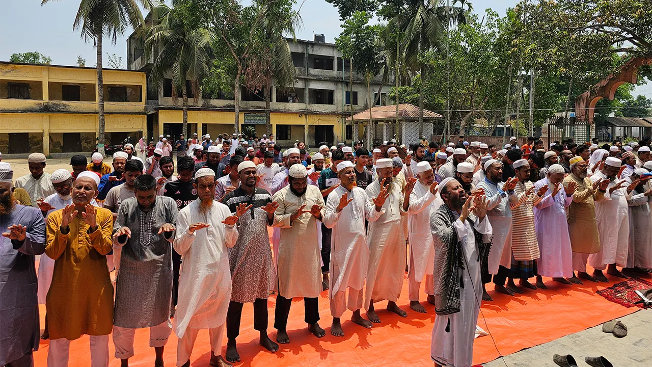 দেবিদ্বার ইসলামিয়া ফাযিল ডিগ্রি মাদ্রাসা মাঠে ইসতিসকার নামাজ। ছবি : কালবেলা