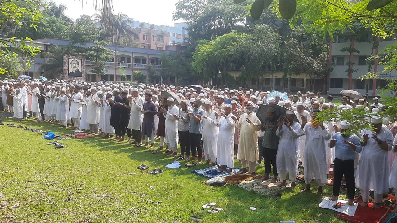 নগরীর গির্জামহল্লা একে স্কুল মাঠে ইসতিসকার নামাজ অনুষ্ঠিত। ছবি : কালবেলা