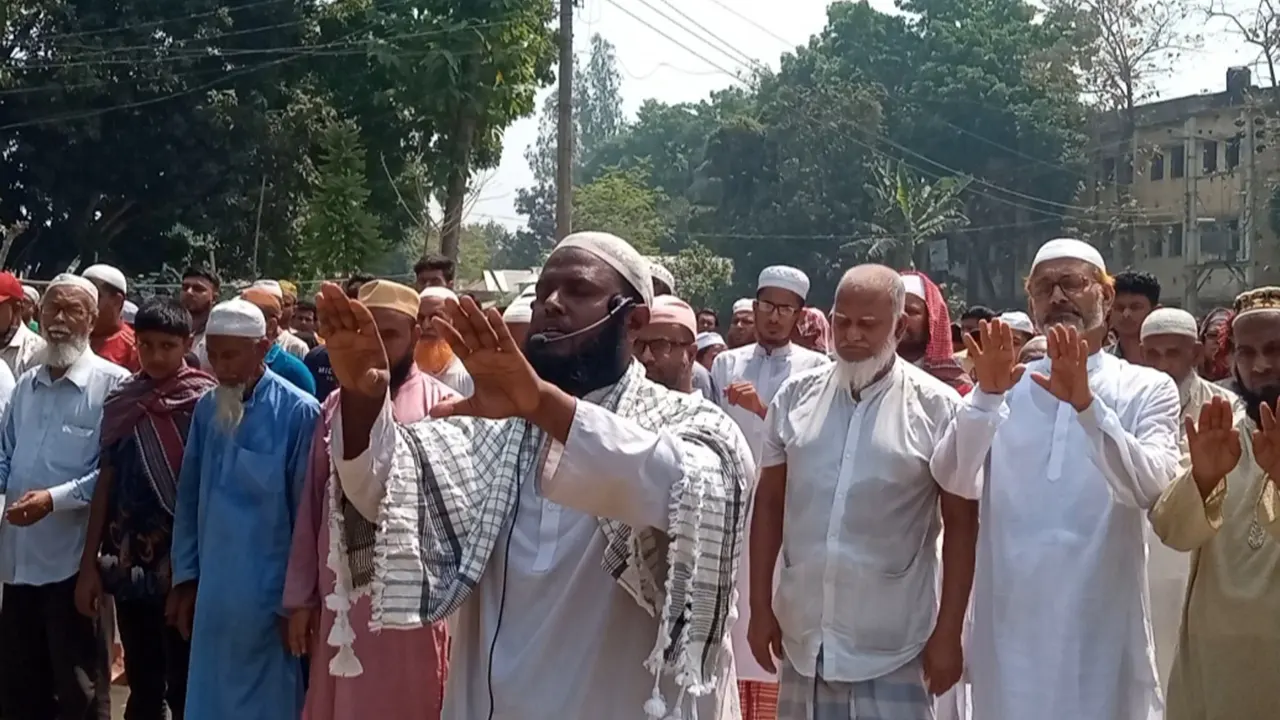 সরিষাবাড়ীতে বায়তুল ফালাহ জামে মসজিদ প্রাঙ্গণে ইসতিসকার নামাজ আদায়। ছবি : কালবেলা