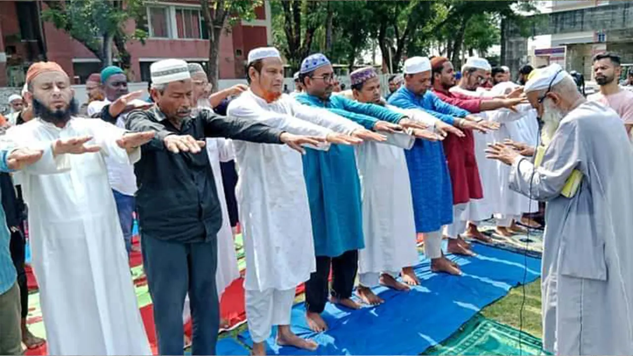 বৃহস্পতিবার ঝালকাঠিতে ইসতিসকার নামাজে মুসল্লিবৃন্দ। ছবি : কালবেলা