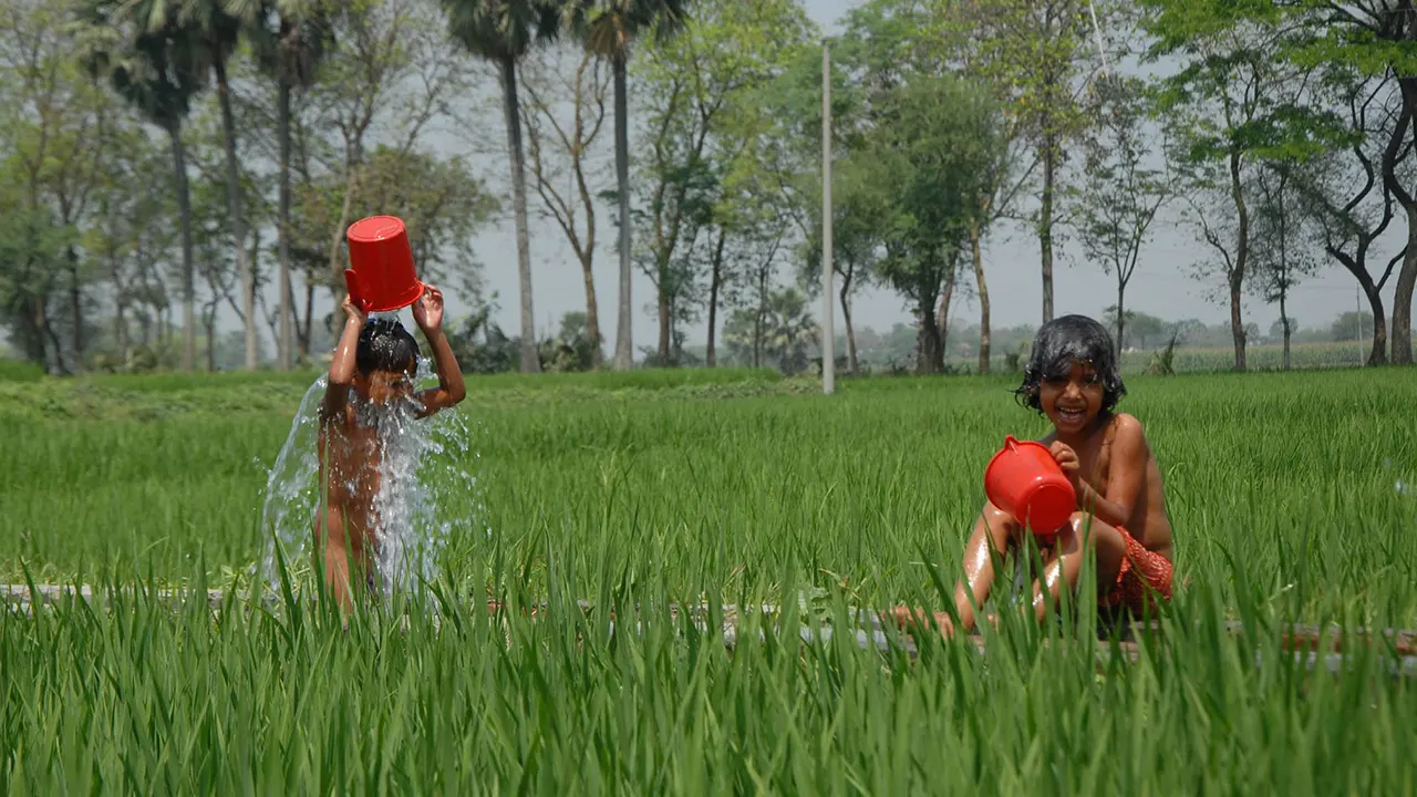 রাজশাহীতে তীব্র দাবদাহে নালার পানিতে গোসল করছে শিশুরা। ছবি : কালবেলা