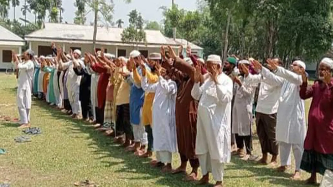 প্রখর রোদের মধ্যে বৃষ্টির আশায় ইসতিসকার নামাজ পড়ছেন মুসল্লিরা। ছবি : কালবেলা 