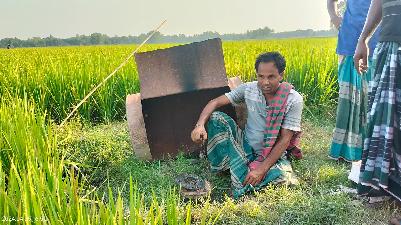 শ্যালো মেশিন হারিয়ে হতাশ কৃষক। ছবি : কালবেলা