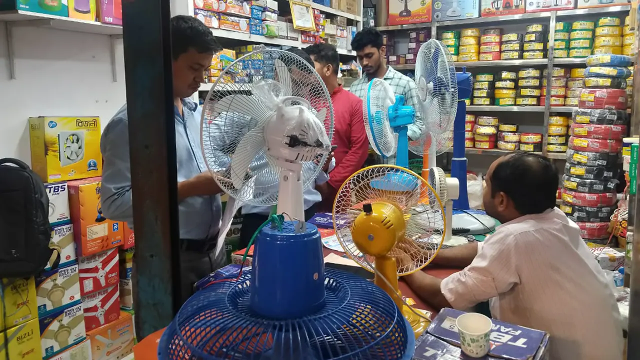 বাজারে চাহিদা বেড়েছে রিচার্জেবল ফ্যানের। ছবি : কালবেলা