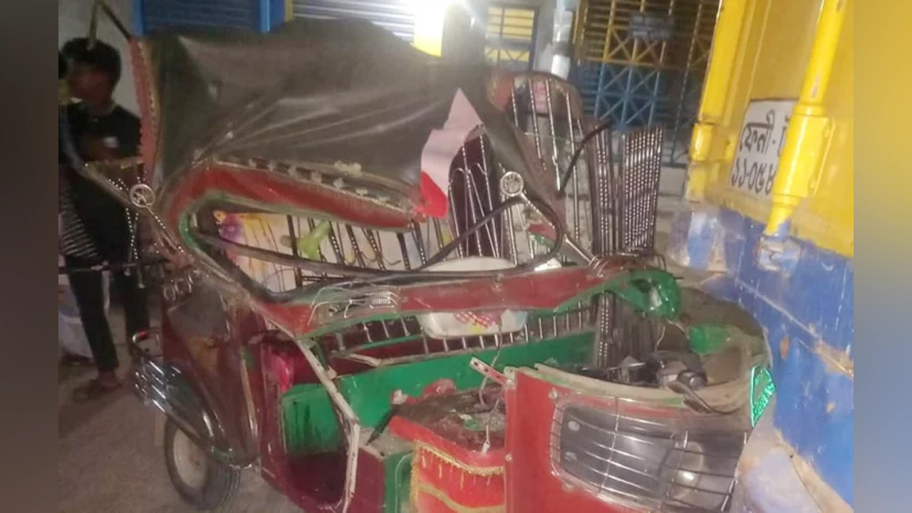 গাজীপুরে দুর্ঘটনাকবলিত সিএনজিচালিত অটোরিকশা। ছবি: সংগৃহীত