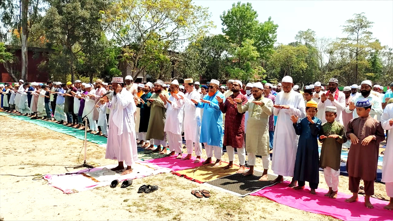 পঞ্চগড়ের দেবীগঞ্জে ইস্তিস্কার নামাজ আদায়। ছবি : কালবেলা