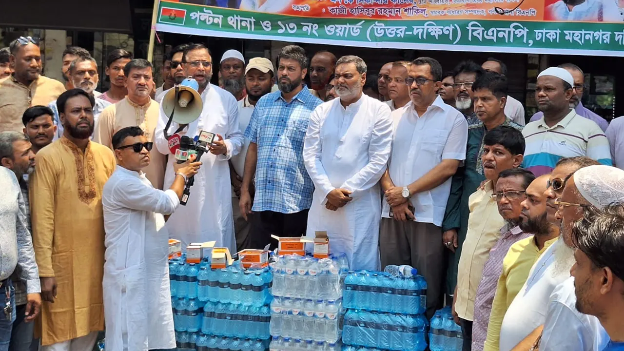 শান্তিনগর মোড়ে ঢাকা মহানগর দক্ষিণের পল্টন থানা ও ১৩নং ওয়ার্ড (উত্তর-দক্ষিণ) বিএনপির আয়োজনে খাবার পানি ও স্যালাইন বিতরণ করা হয়। ছবি : কালবেলা