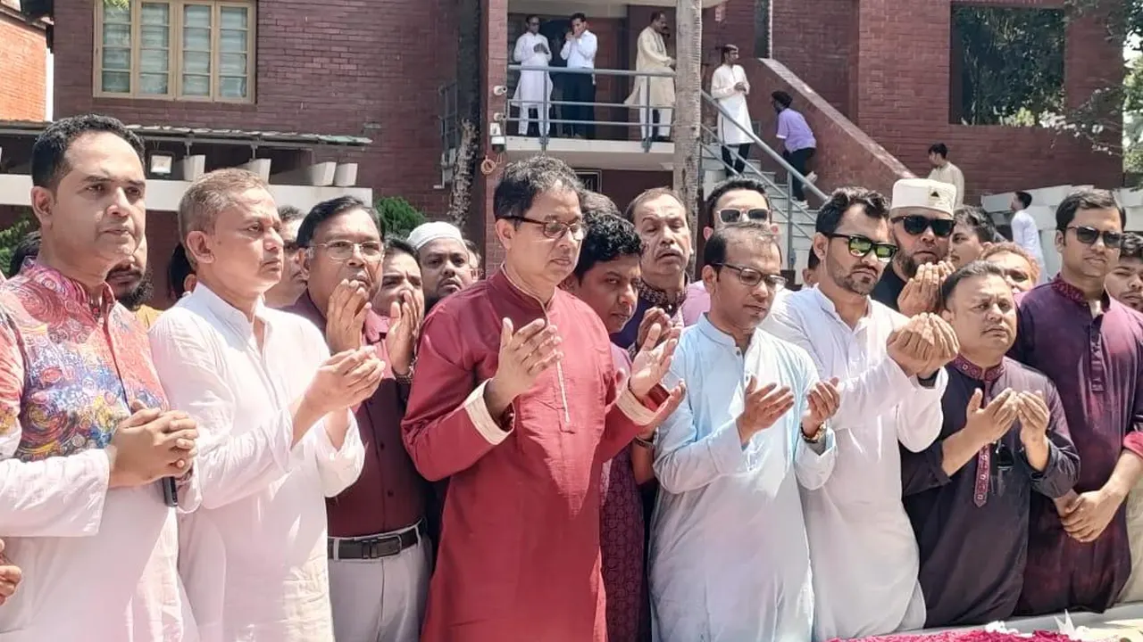টুঙ্গিপাড়ায় জাতির পিতা বঙ্গবন্ধু শেখ মুজিবুর রহমানের সমাধিতে শ্রদ্ধা জানিয়েছেন বিএসএমএমইউর নতুন উপউপাচার্য। সৌজন্য ছবি