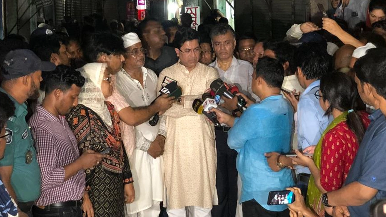 নিহত স্কুলশিক্ষার্থী মাহিনের পরিবারের সঙ্গে সাক্ষাৎ শেষে সাংবাদিকদের সঙ্গে কথা বলেন মেয়র তাপস। ছবি : সংগৃহীত