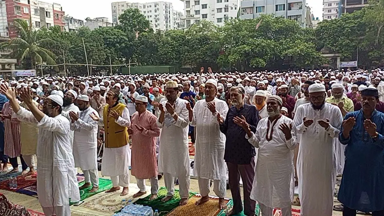 মোহাম্মদপুরের সলিমুল্লাহ রোডের ঈদগাহ মাঠে ইসতিসকার নামাজ। ছবি : কালবেলা