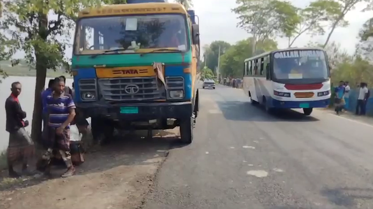 ঘাতক ট্রাকটি জব্দ করেছে পুলিশ। ছবি : কালবেলা