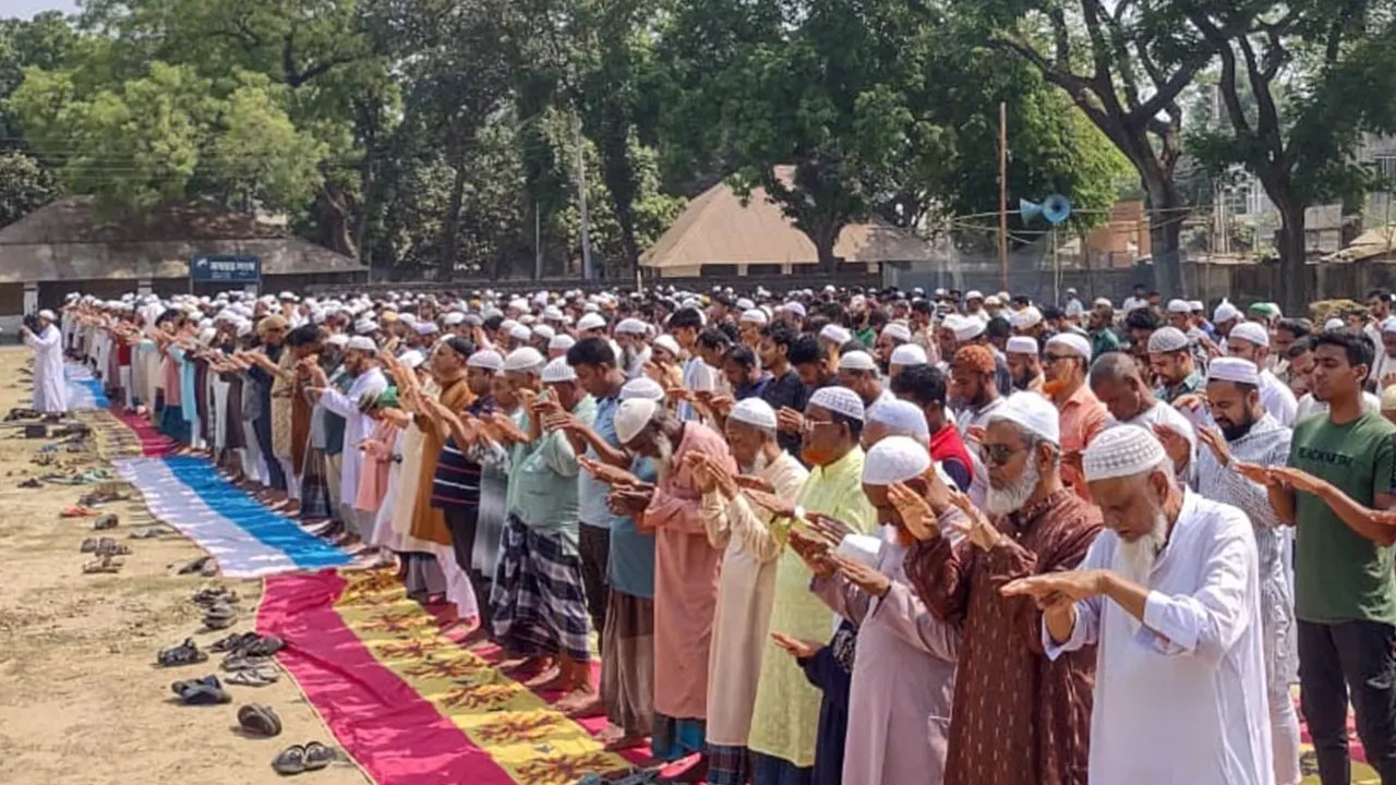 বগুড়ায় বৃষ্টির জন্য ইসতিসকার নামাজ আদায়