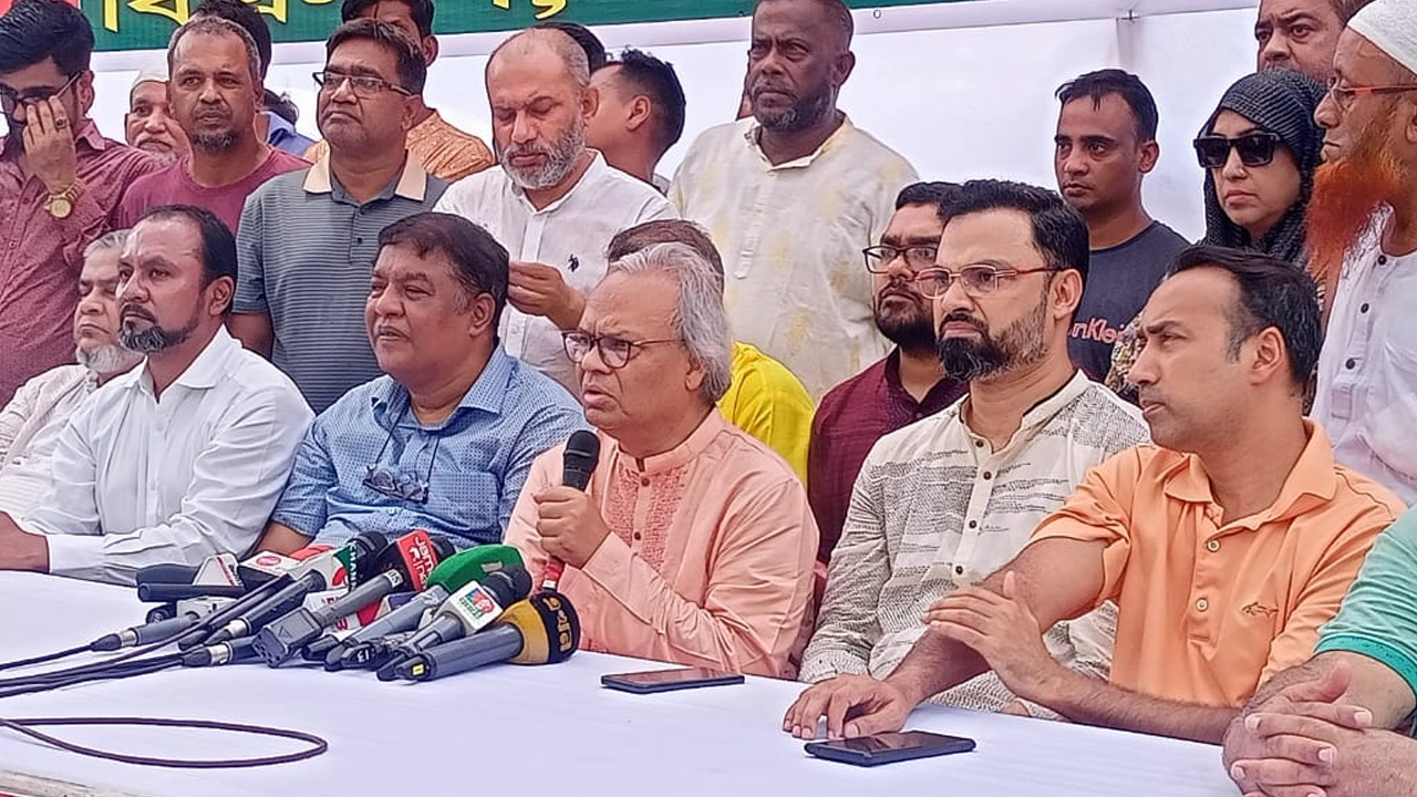 মিরপুরে খাবার পানি ও স্যালাইন বিতরণ কর্মসূচিতে বিএনপির সিনিয়র যুগ্ম মহাসচিব রুহুল কবির রিজভী। ছবি : কালবেলা