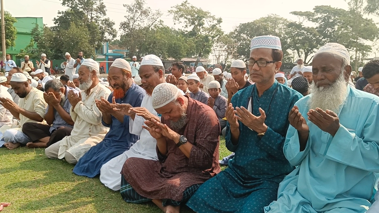 ব্রাহ্মণবাড়িয়ায় ইসতিসকার নামাজ শেষে মোনাজাতে অঝোরে কাঁদেন মুসল্লিরা। ছবি : কালবেলা