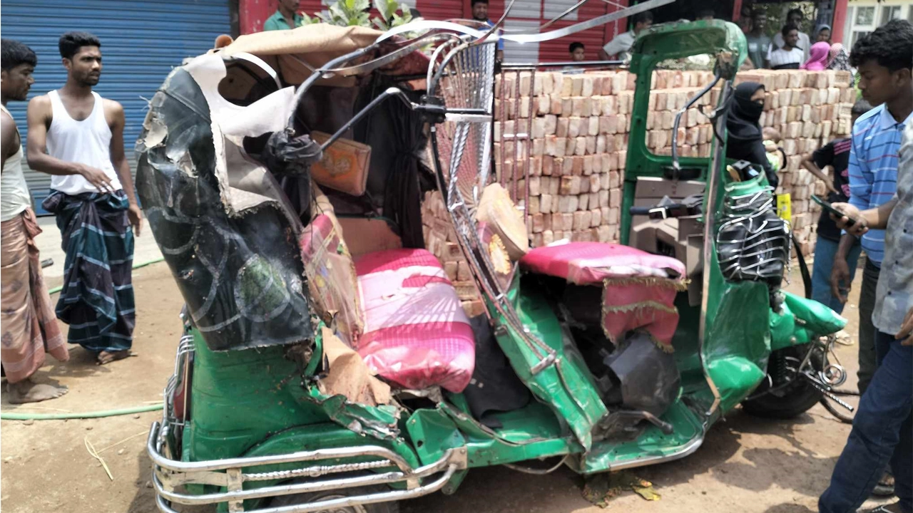 ময়মনসিংহে বাসের ধাক্কায় বিধ্বস্ত সিএনজিচালিত অটোরিকশা। ছবি : কালবেলা