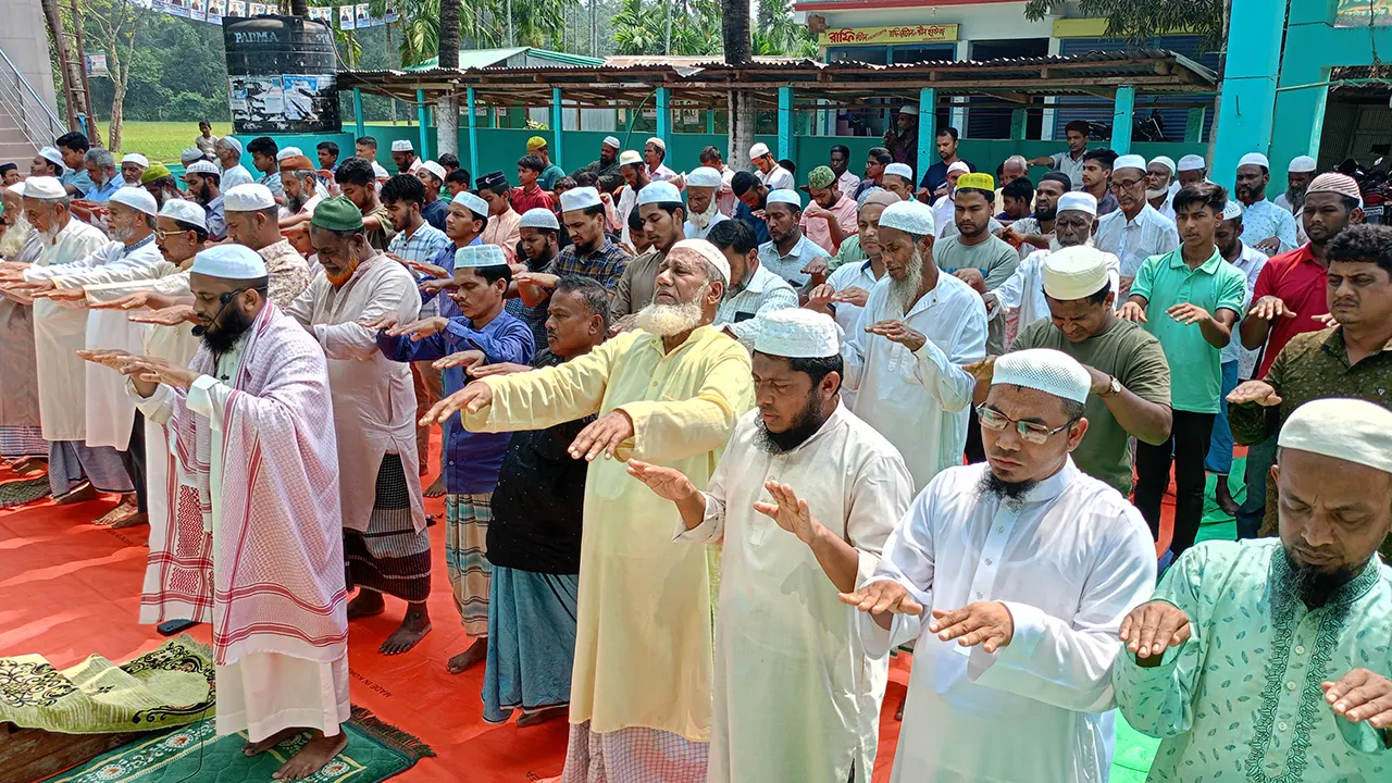 কালাডেবা কেন্দ্রীয় জামে মসজিদ মাঠে ইসতিসকার নামাজ আদায়। ছবি : কালবেলা