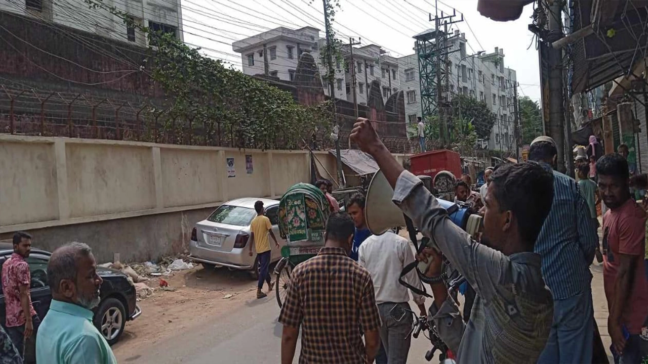 দূর থেকে হ্যান্ডমাইকে কারাবন্দির সঙ্গে আলাপ করছেন স্বজনরা। ছবি : কালবেলা