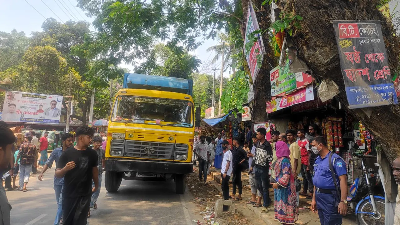 চট্টগ্রাম-কক্সবাজার সড়কে অভিযানের স্থিরচিত্র। ছবি : কালবেলা