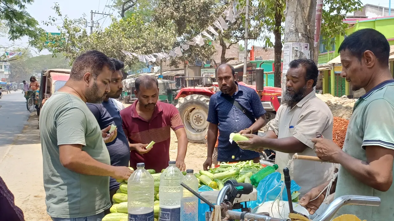 তীব্র গরমে প্রশান্তি পেতে শসা খাচ্ছেন পথচারীরা। ছবি : কালবেলা