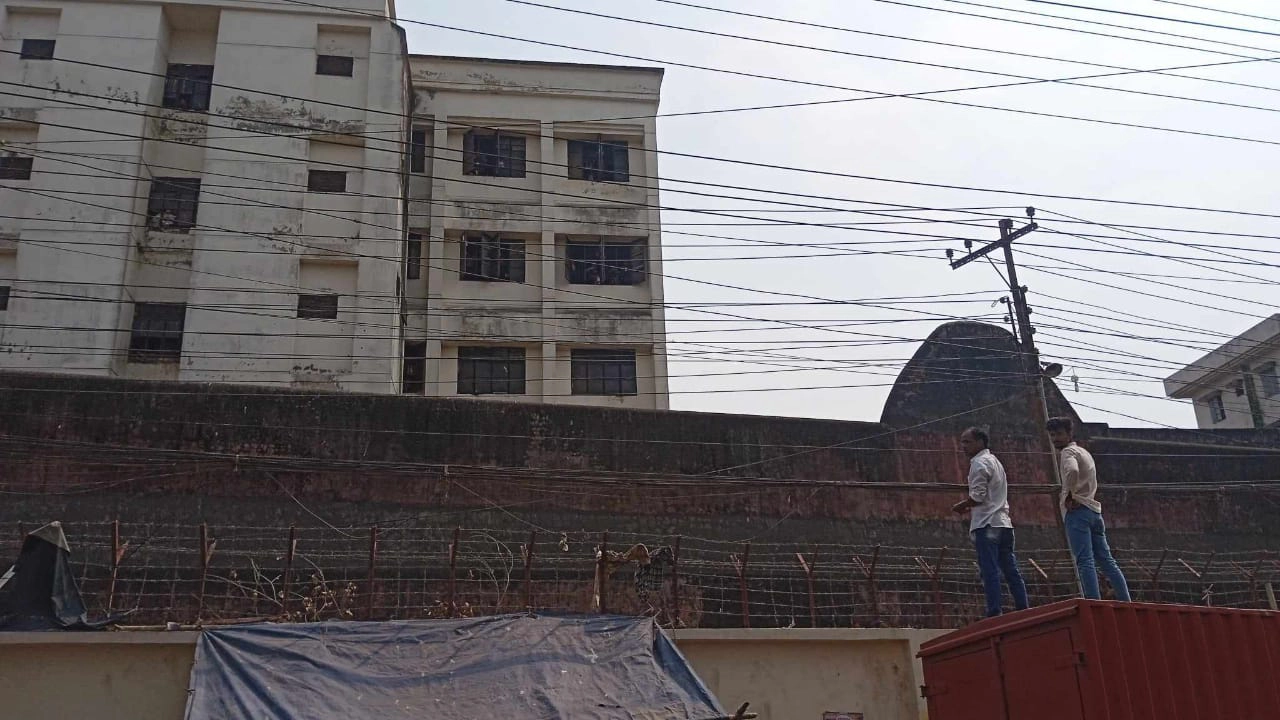 কারাবন্দির সঙ্গে আলাপের চেষ্টা। ছবি : কালবেলা