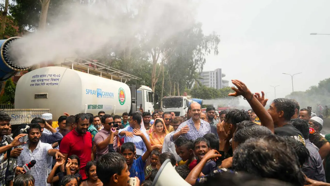 স্প্রে ক্যাননের পানিতে শিশু-কিশোরদের সঙ্গে ভিজলেন মেয়র আতিক। ছবি: কালবেলা