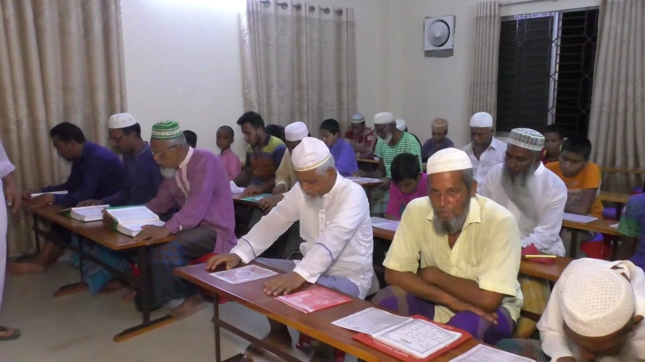 হাতেজান নেছা বয়স্ক বিদ্যালয়ে ক্লাস করছেন বয়স্ক শিক্ষার্থীরা। ছবি : কালবেলা