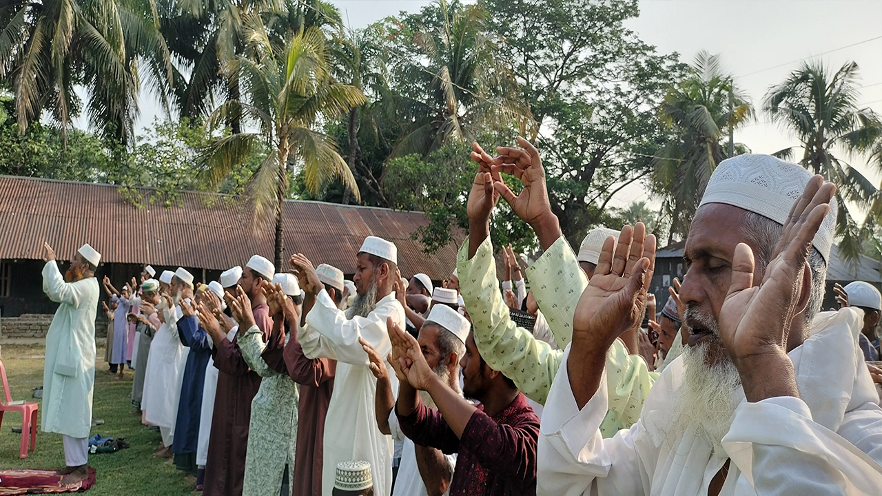 পটুয়াখালীতে বৃষ্টির জন্য ইসতিসকার নামাজ আদায়। ছবি : কালবেলা