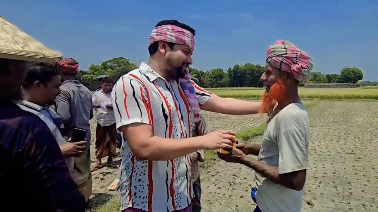 মাঠেঘাটে ছুটে চলেছেন ইউপি চেয়ারম্যান আবুল কালাম আজাদ। ছবি : কালবেলা