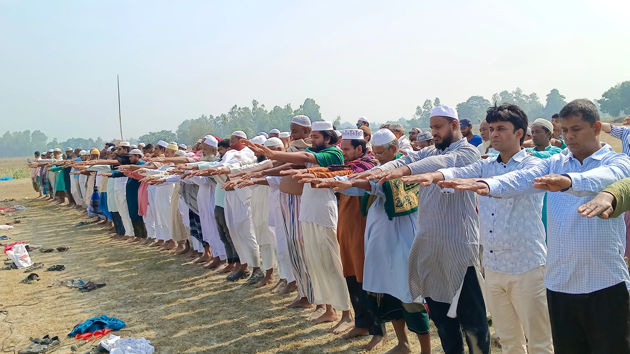 জামালপুরের মাদারগঞ্জে ইসতিসকার নামাজ আদায়। ছবি : কালবেলা